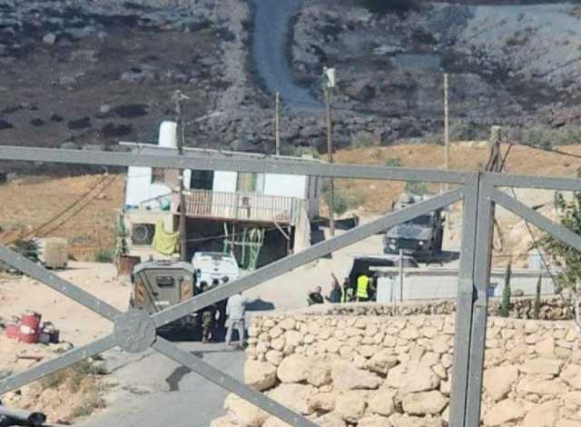 الاحتلال بشرع بإغلاق نبع مياه في منطقة الباحة بالظاهرية