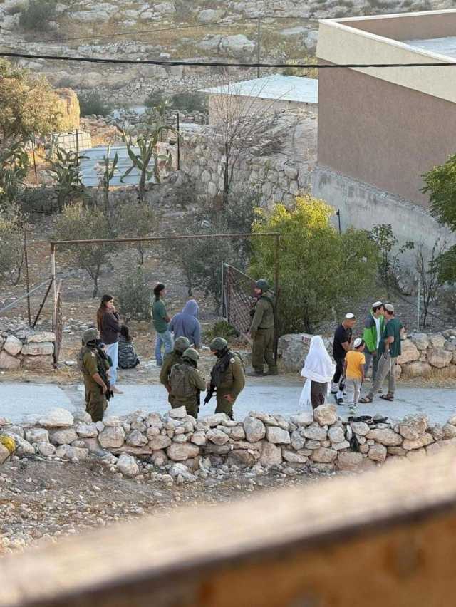 مستوطنون يؤدون طقوسًا تلمودية في قرية التوانة بالخليل
