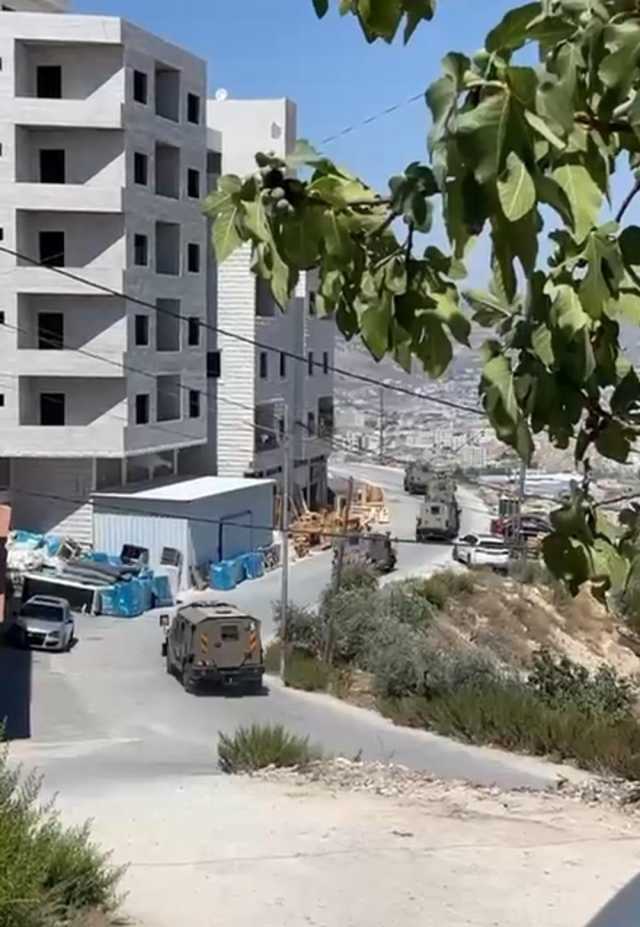 الاحتلال يُحاصر منزلًا شرق نابلس