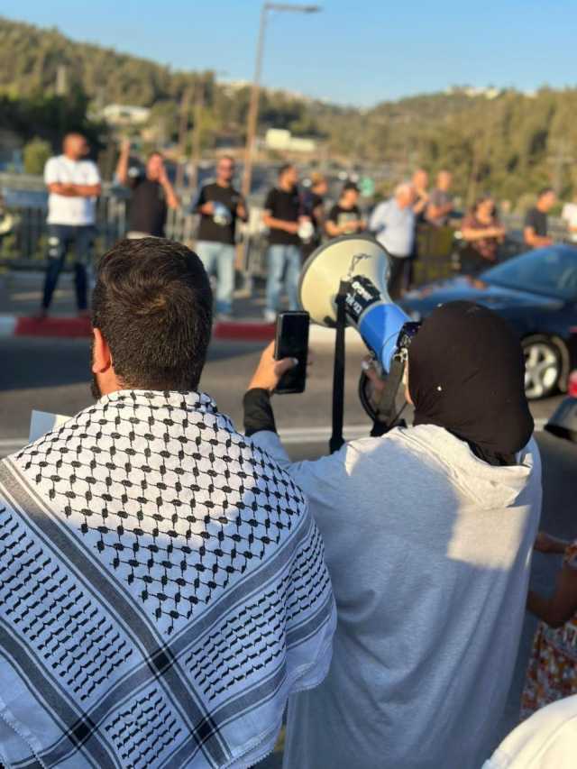 وقفة احتجاجية في قرى فلسطينية غربي القدس ضد حرب الإبادة والتجويع بغزة