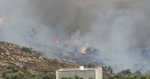 مستوطنون يحرقون غرفاً زراعية في المغير