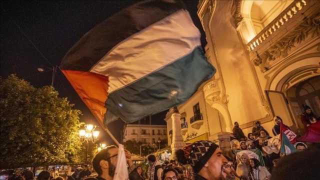 تونسيون يواصلون الاعتصام أمام سفارة واشنطن لليوم الثامن دعما لغزة