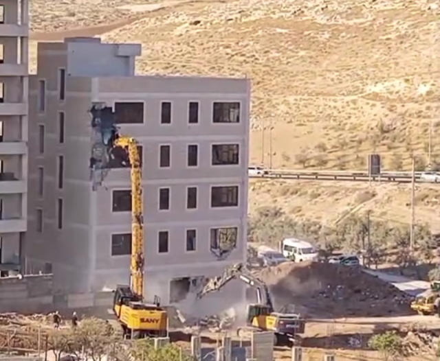 الاحتلال يهدم بناية ويخطر مواطنين بإخلاء أرضهم في بيت لحم