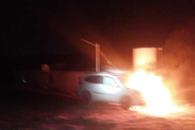 مستوطنون يحرقون مركبة لمتضامنين أجانب في مسافر يطا