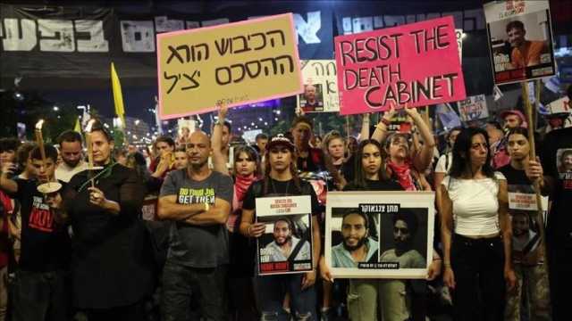 متظاهرون يغلقون شارعا حيويا وسط تل أبيب للمطالبة بصفقة تبادل أسرى