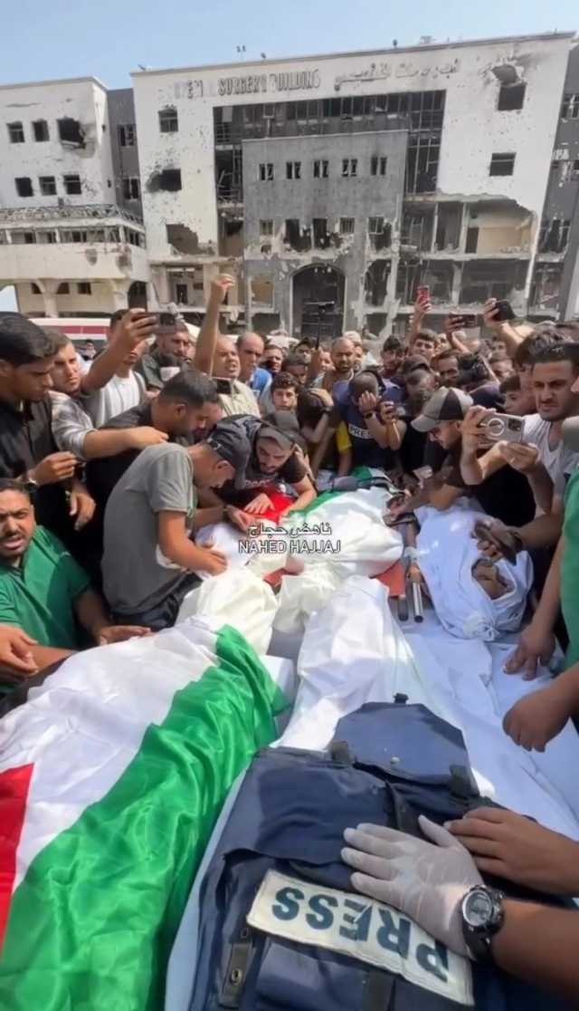 في مشهد حزين.. تشييع جثامين 6 شهداء صحفيين بغزة