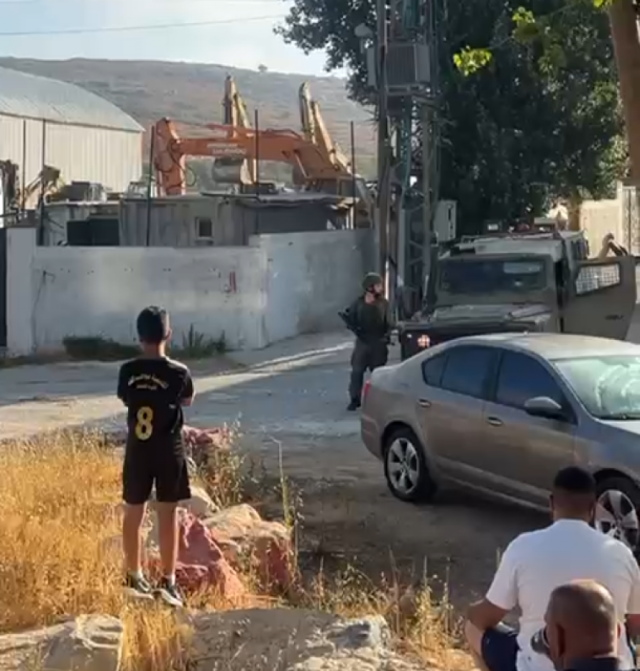 الاحتلال يهدم بركسًا تجاريًا قرب مخيم الجلزون برام الله