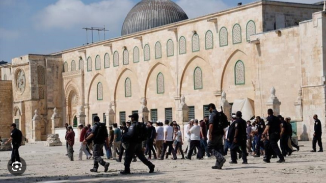 مئات المستوطنين يقتحمون المسجد الأقصى