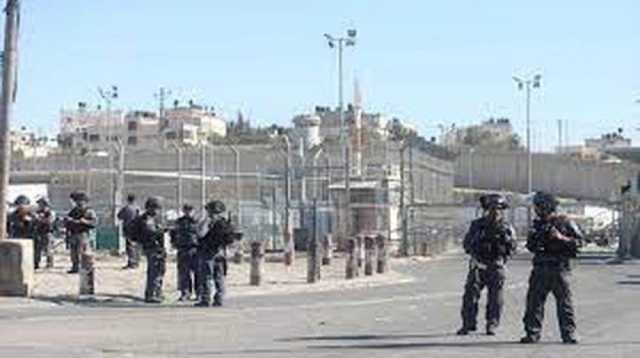 محافظة القدس: الاحتلال يعمّق عزل قرى مقدسية بتصاريح تماس تُمهد لضم صامت
