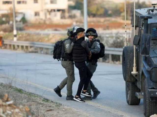 الاحتلال يحتجز عريساً ووالده برام الله