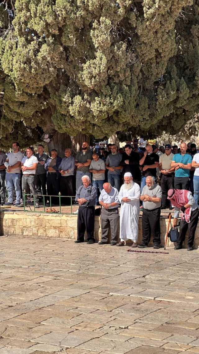 عشرات آلاف المصلين يؤدون صلاة الجمعة بالمسجد الأقصى