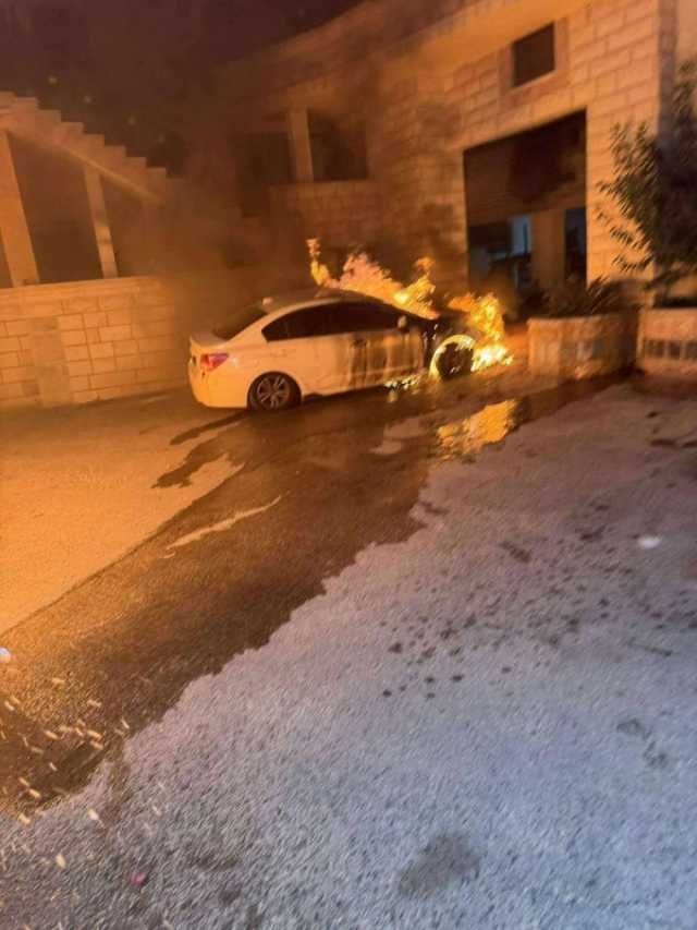 مستوطنون يحرقون مركبات في دير دبوان شرقي رام الله