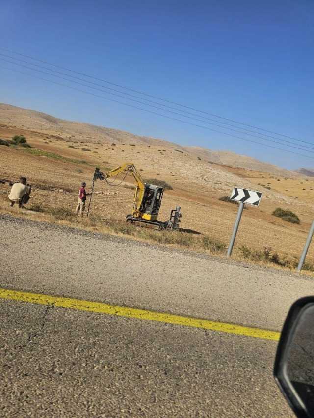 مستوطنون يقيمون سياجًا حول أراضٍ فلسطينية في الأغوار الشمالية
