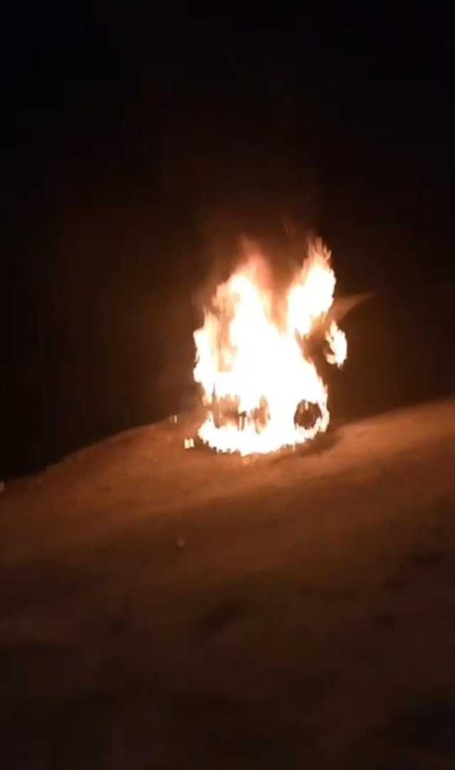 مستوطنون يحرقون مركبتين ببلدة عطارة شمال رام الله