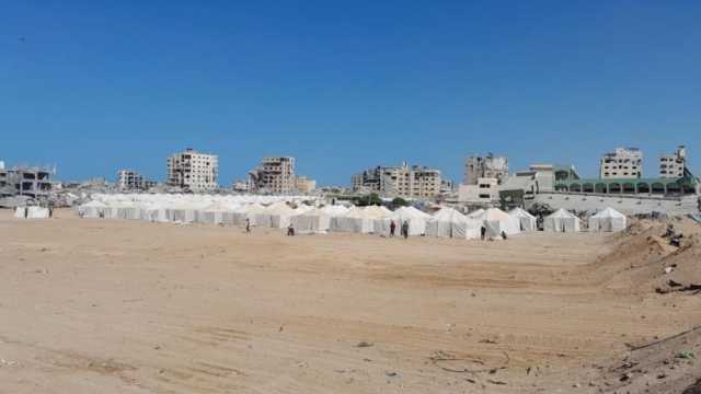 من بين ركام الحرب.. إنشاء أول مخيم لإيواء النازحين غرب غزة