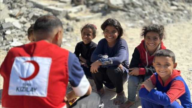 الهلال الأحمر التركي يواصل تقديم مساعدات غذائية بغزة