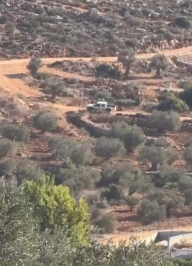 مستوطنون يقتحمون قرية الزويدين جنوب الخليل