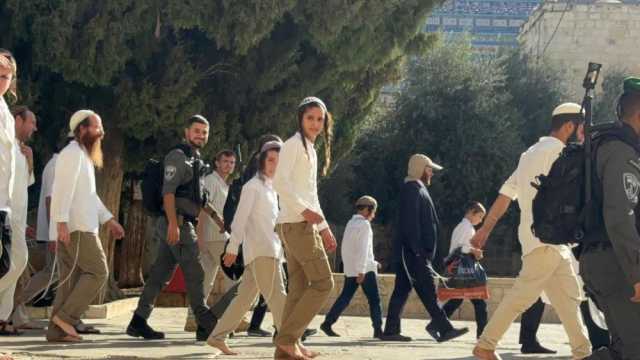 عشرات المستوطنين يقتحمون باحات الأقصى
