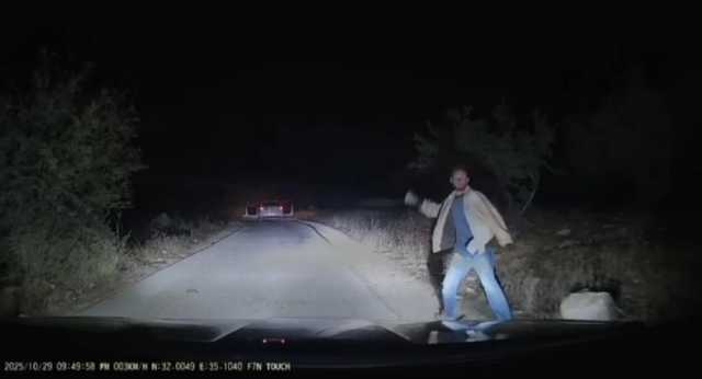 مستوطنون يهاجمون مركبات المواطنين في قرية دير نظام