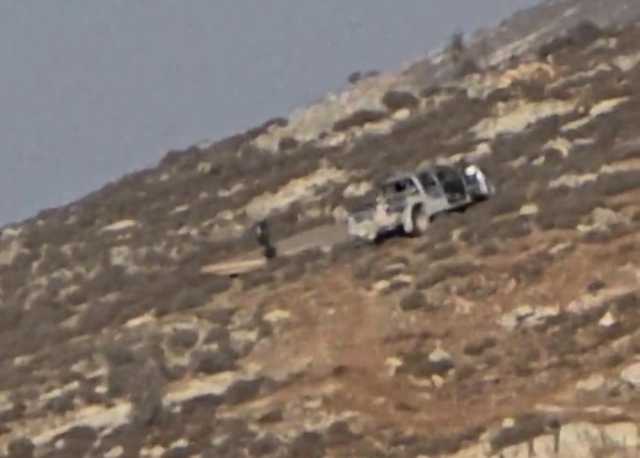 مستوطنون يمهدون لإقامة منشأة استيطانية جديدة شمال الخليل