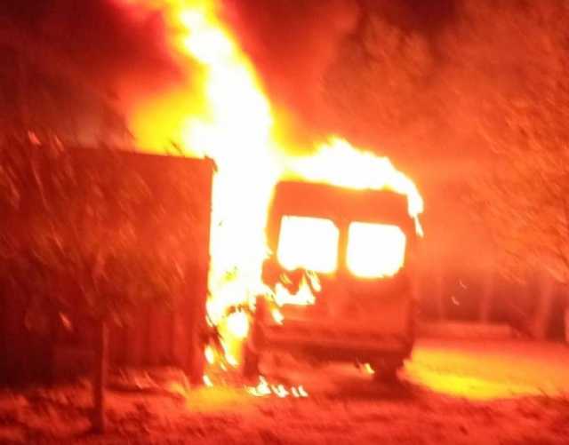 مستوطنون يحرقون 3 منازل و3 مركبات وكرفانًا في الجبعة ببيت لحم