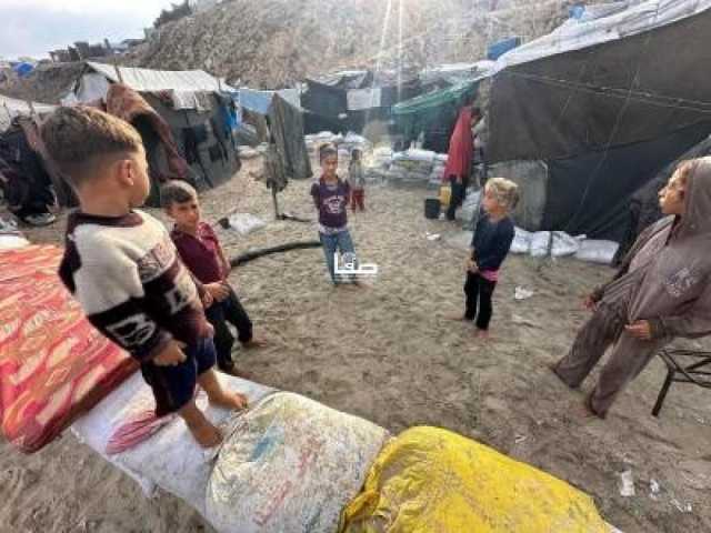 في غزة.. نازحون يُواجهون الشتاء بملابس وخيام مهترئة تُعمق مأساتهم