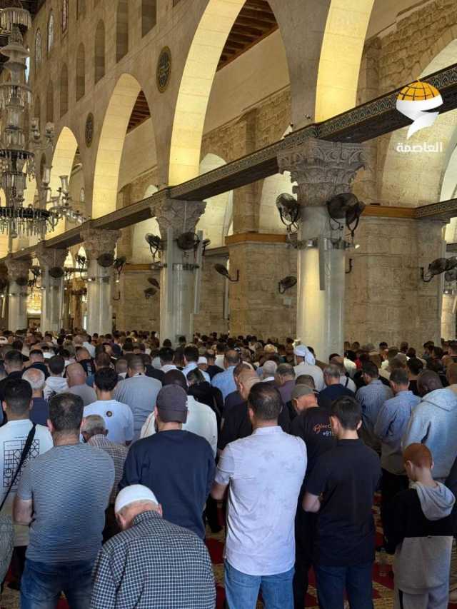 عشرات آلاف المصلين يؤدون صلاة الجمعة في المسجد الأقصى