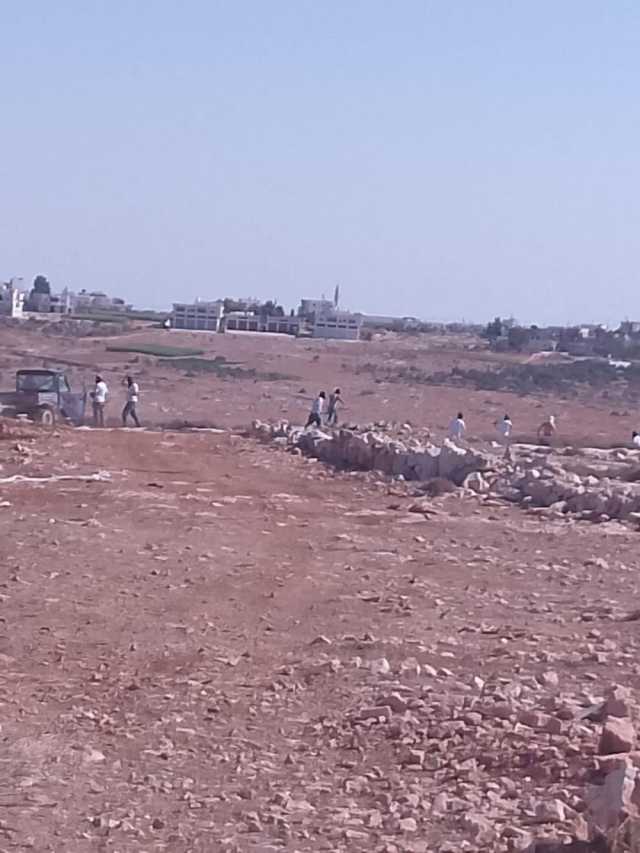 إصابة 3 مزارعين باعتداء مستوطنين عليهم شرق بلدة سعير