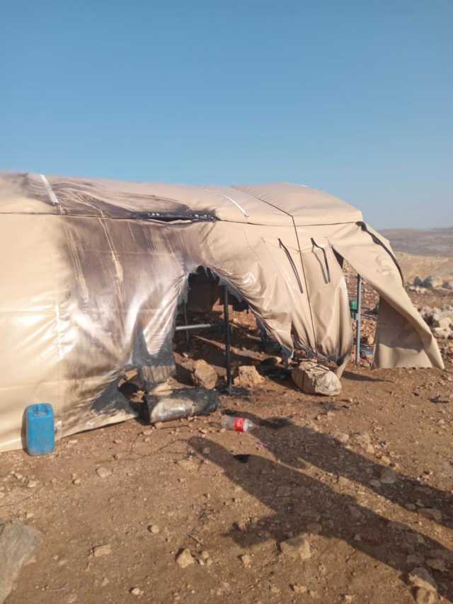 مستوطنون يحرقون منازل في برية الشيوخ شمال الخليل