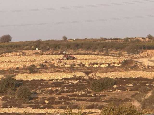 مستوطنون يحرثون أراضي المواطنين بحلحول شمال الخليل