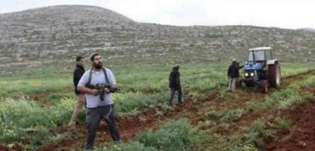 مستوطنون يسرقون معدات زراعية بالمغير