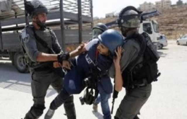 الاحتلال يحتجز صحفيين على حاجز الجبعة شمال الخليل