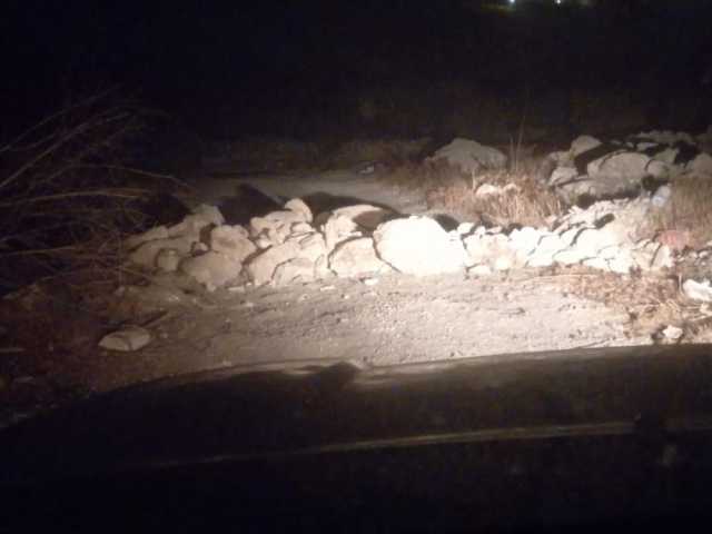 مستوطنون يغلقون الطريق الوحيد الواصل بين مخماس و'خلة السدرة'