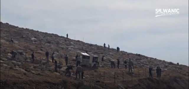مستوطنون يقتحمون أرضًا في صور باهر بالقدس ويسيجونها