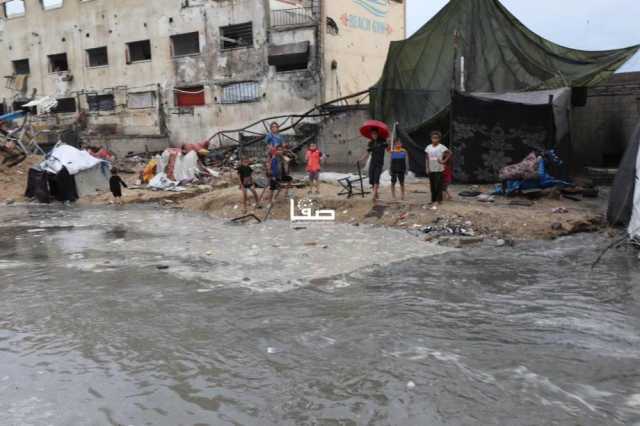 الدفاع المدني لـ'صفا': غرق مراكز إيواء وقسم بمستشفى بغزة دون قدرتنا على إنقاذهم