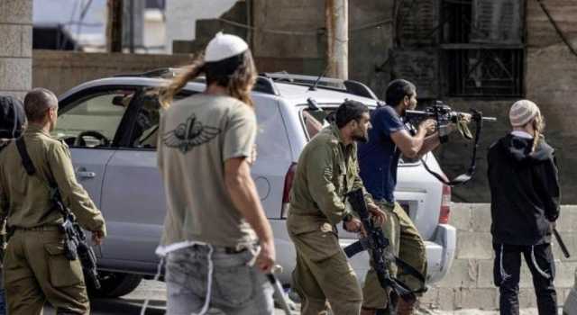 مستوطنون يعتدون على مواطن وعائلته شمال الخليل