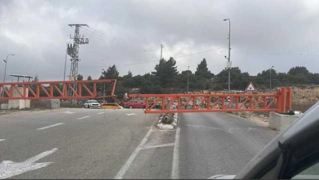 الاحتلال يغلق بوابة عطارة وينصب حاجزًا قرب النبي صالح برام الله