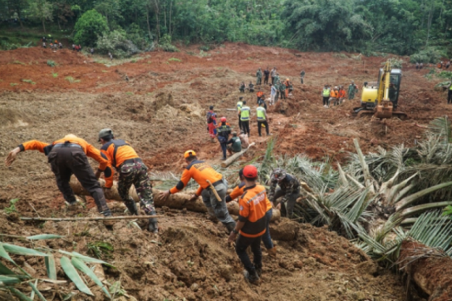 مقتل 6 وققدان 17 بانهيار أرضي في إندونيسيا