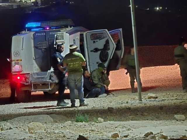 الاحتلال يعتقل ناشطاً في يطا ومستوطنون يقتحمون أم الخير