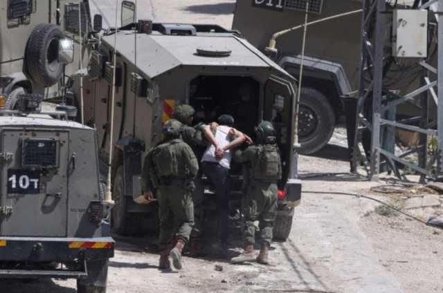 الاحتلال يقتحم بلدات بالضفة ويُنفذ حملة اعتقالات