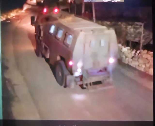 الاحتلال يفرض طوقا أمنيا على بيت أمر ويغلق مداخلها