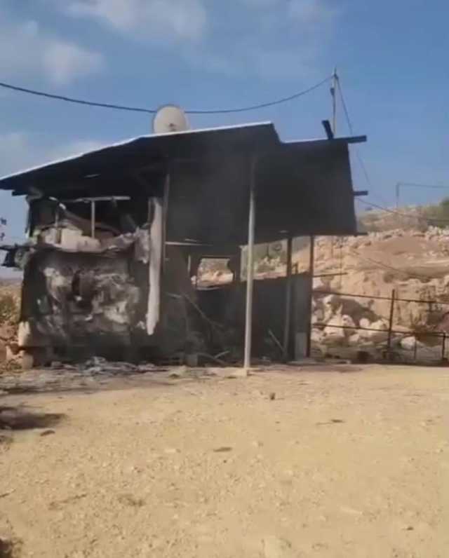 مستوطنون يهاجمون منطقة “الكُبّة” جنوب نابلس ويحرقون منشأة