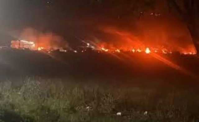 مستوطنون يضرمون النار في أراضٍ زراعية شمال قرية اللبن الشرقية