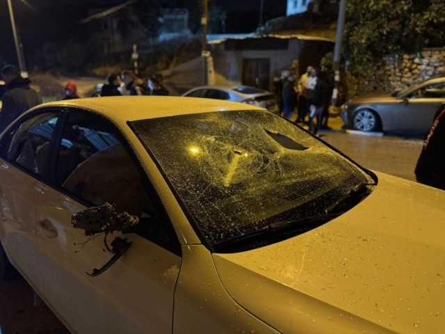 مستوطنون يكسرون 3 مركبات عند مدخل بلدة سنجل