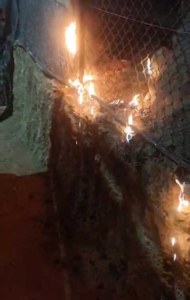 مستوطنون يحرقون جرارًا زراعيًا ومركبة بمسافر يطا جنوب الخليل