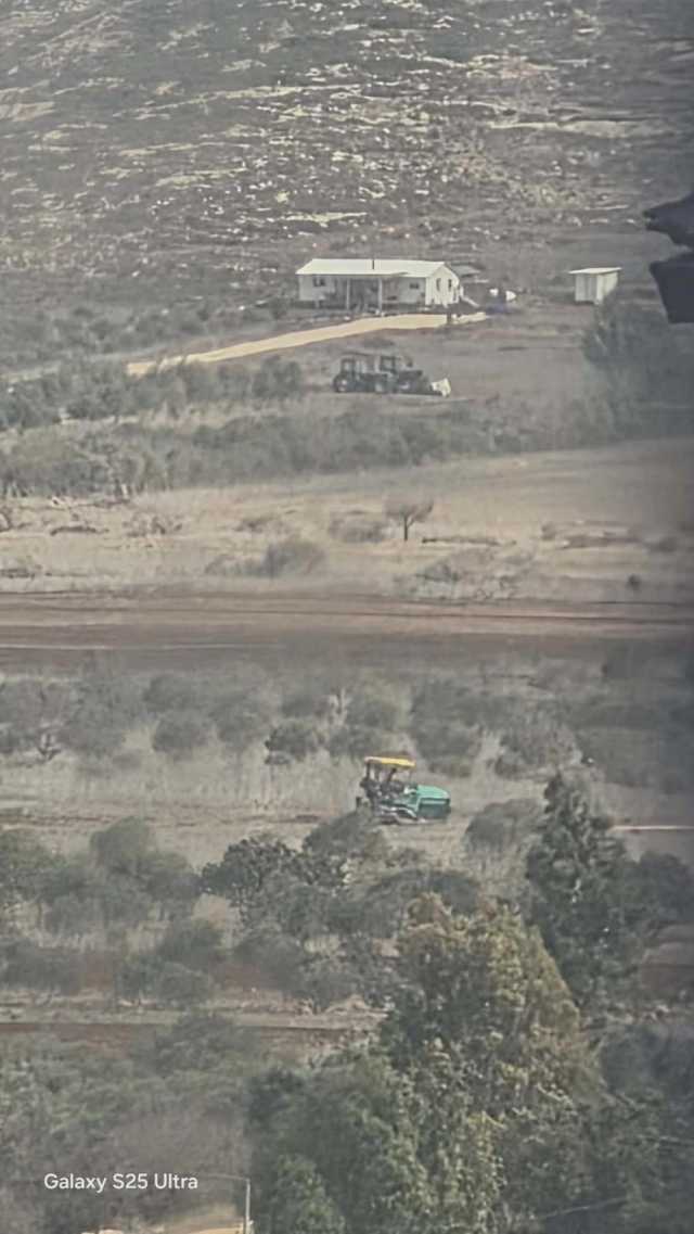 آليات الاحتلال تنقل كرفانات وتزفت شارعًا للمستوطنين شمال رام الله