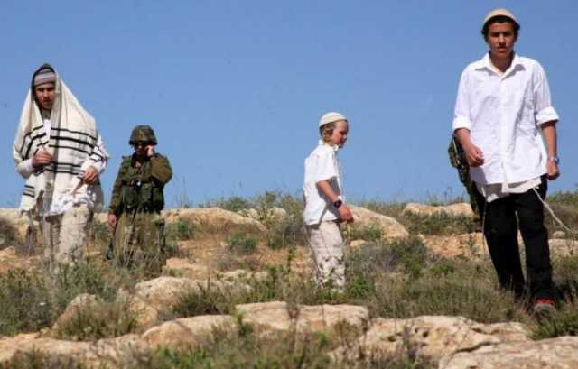 إغلاق طرق وتجريف أراض.. المستوطنون يواصلون اعتداءاتهم بالضفة بحماية الجيش