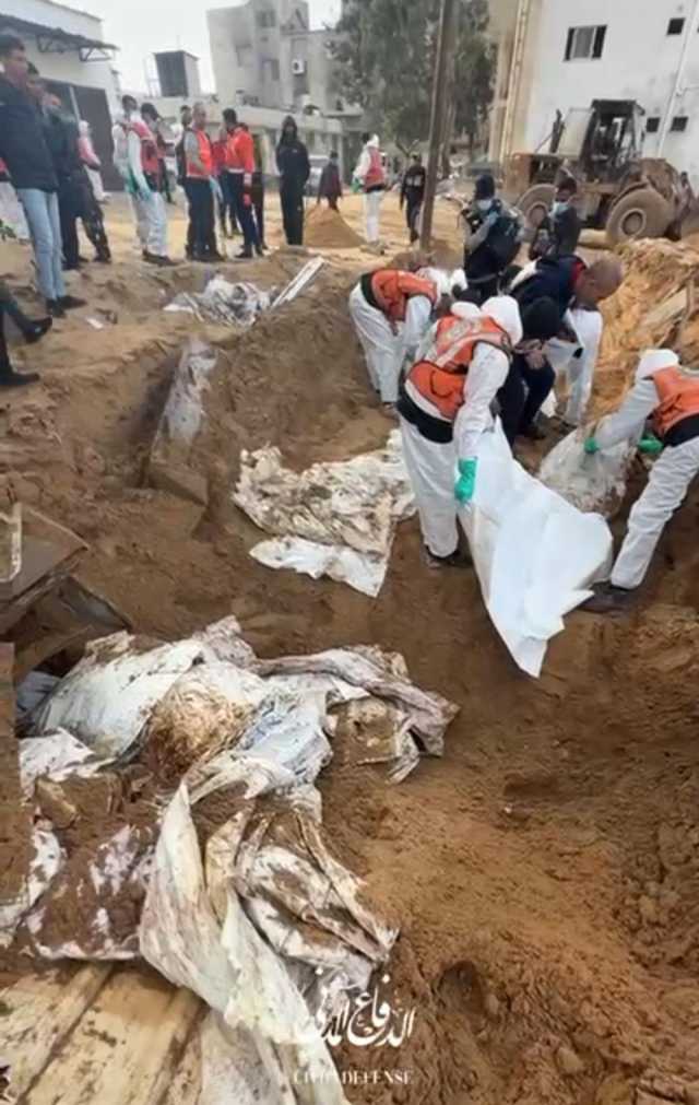 انتشال جثامين 30 شهيدًا من مقبرة جماعية في مستشفى الشفاء بغزة