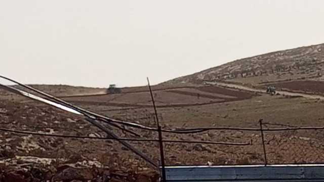 مستوطنون يحرثون أراضي الأهالي في خربة سمري جنوب الخليل