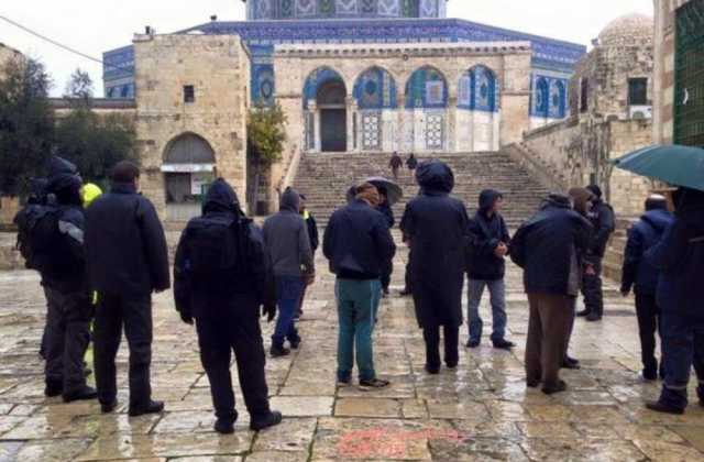 عشرات المستوطنين يقتحمون باحات الأقصى